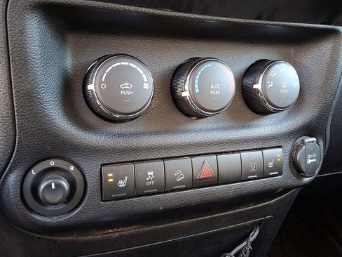 Used 2014 Jeep Wrangler Unlimited Rubicon w/ Connectivity Group AWD/4WD image 18