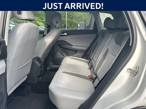 Used 2023 Volkswagen Taos SE w/ Panoramic Sunroof Package FWD image 8