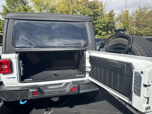 Used 2022 Jeep Wrangler Unlimited Sahara w/ Cold Weather Group image 9