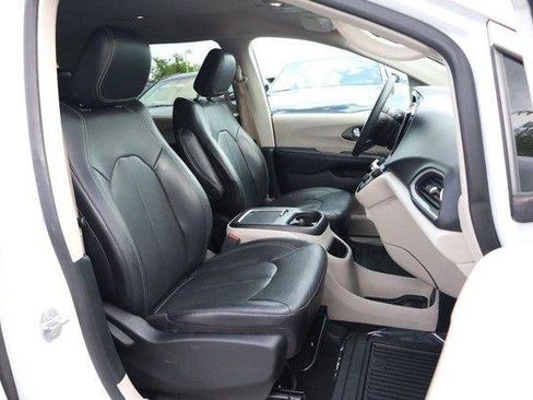 Used 2022 Chrysler Pacifica Touring-L FWD image 27