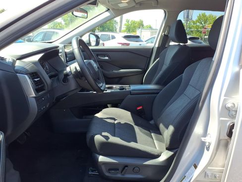Used 2025 Nissan Rogue SV AWD/4WD image 9