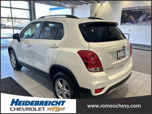 Used 2022 Chevrolet Trax LT w/ LT Convenience Package image 5