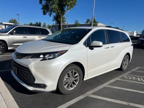 Used 2023 Toyota Sienna XLE AWD/4WD image 1