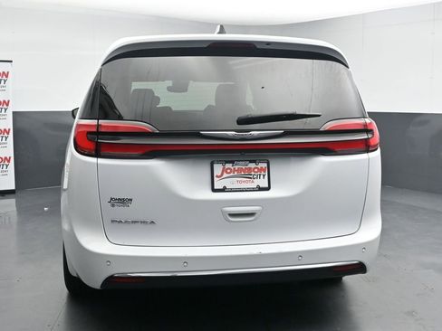 Used 2023 Chrysler Pacifica Touring-L FWD image 7
