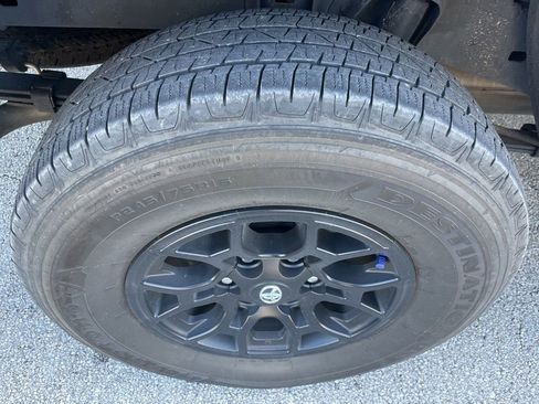 Used 2022 Toyota Tacoma SR5 w/ Technology Package image 10