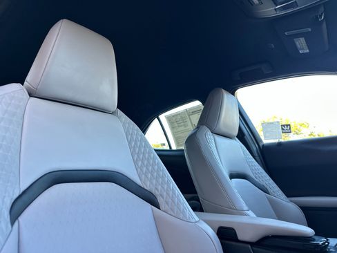 Used 2021 Lexus UX 250h image 18