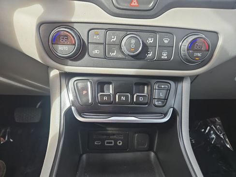 Used 2018 GMC Terrain SLT w/ Preferred Package image 23