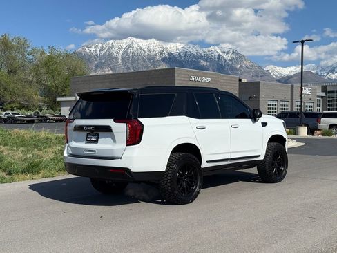 Used 2023 GMC Yukon SLT AWD/4WD image 9
