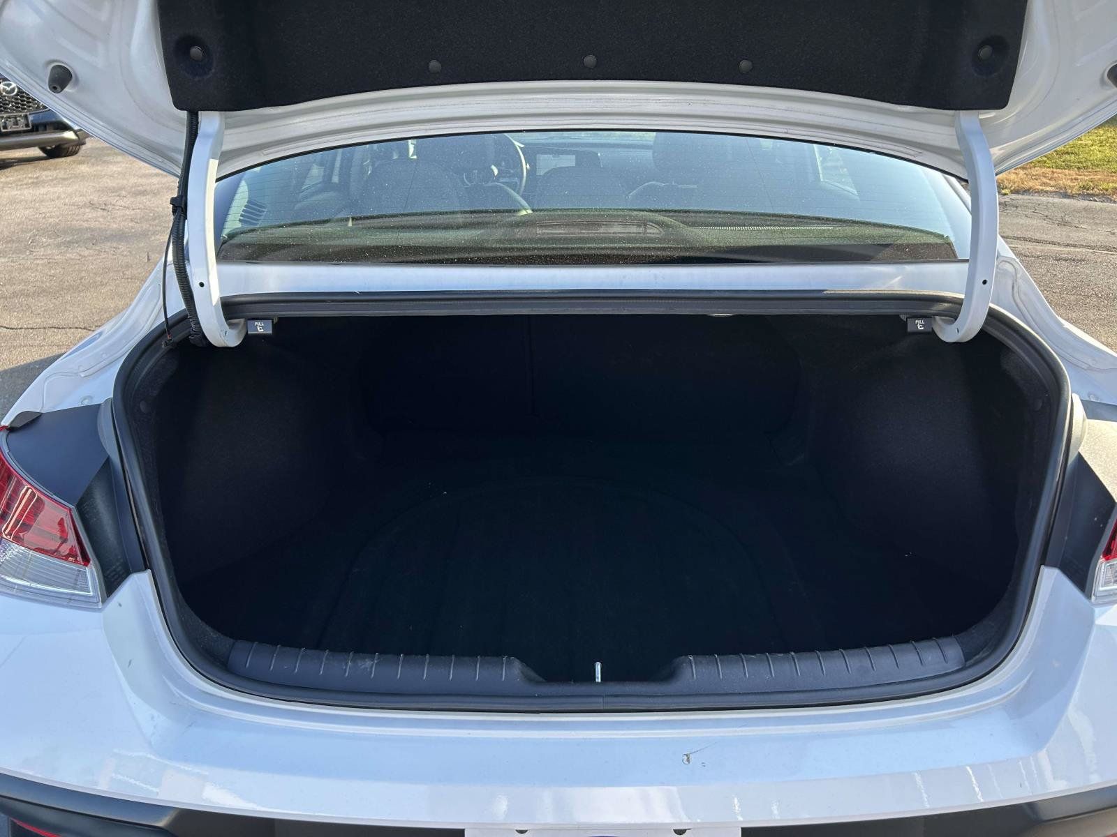 Used 2025 Hyundai Elantra Limited FWD image 17