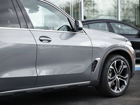 Certified 2025 BMW X5 sDrive40i w/ Premium Package image 8