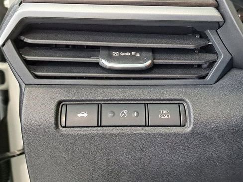Used 2025 Nissan Altima 2.5 SV FWD image 14