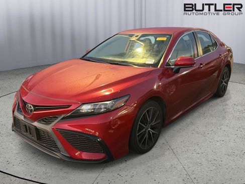 Used 2021 Toyota Camry SE FWD image 2