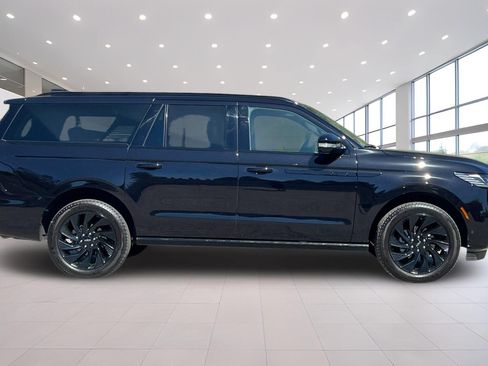 Used 2025 Lincoln Navigator L Reserve w/ Jet Appearance Package AWD/4WD image 3