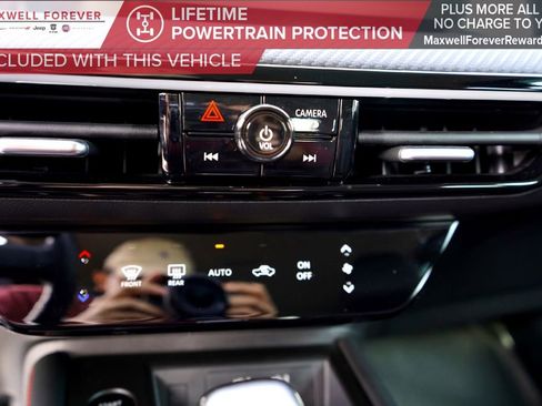 Used 2025 Nissan Kicks SR image 16