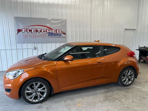Used 2016 Hyundai Veloster FWD image 2