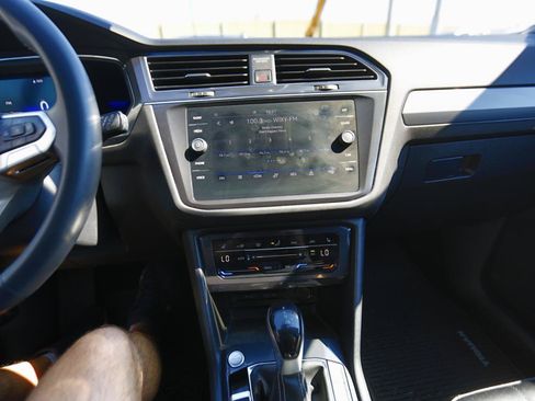 Used 2022 Volkswagen Tiguan SE FWD image 8