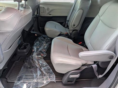 Certified 2022 Toyota Sienna XLE w/ XLE Plus Package FWD image 18