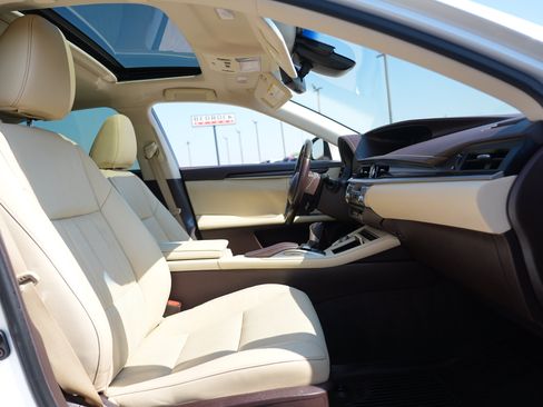 Used 2016 Lexus ES 350 w/ Luxury Package w/Wood Trim FWD image 10