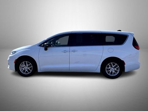 Used 2025 Chrysler Pacifica Select image 8