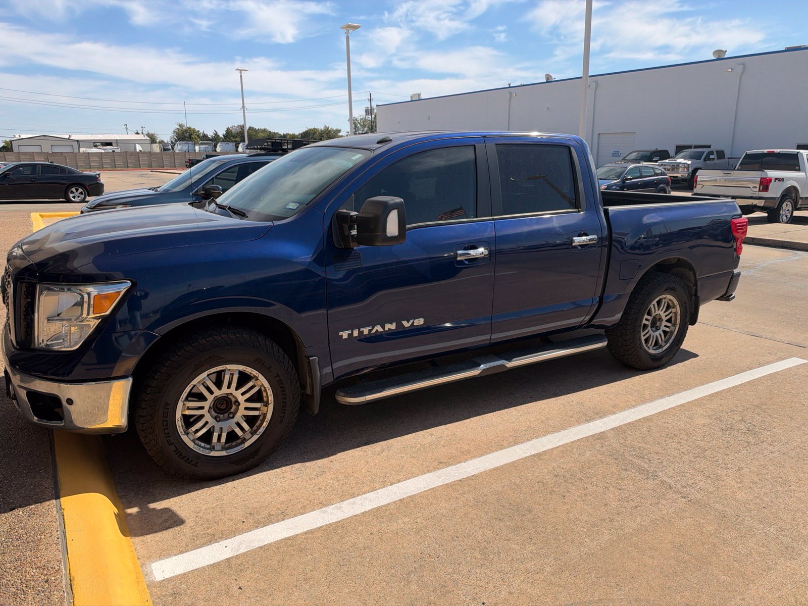 Used 2019 Nissan Titan SV w/ SV Convenience Package AWD/4WD image 2