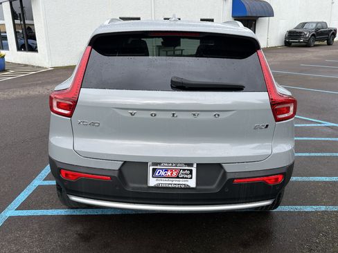 Used 2024 Volvo XC40 B5 Plus image 4
