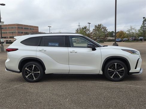 Used 2021 Toyota Highlander XSE image 3