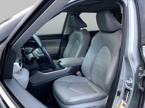 Used 2022 Toyota Highlander XLE FWD image 8
