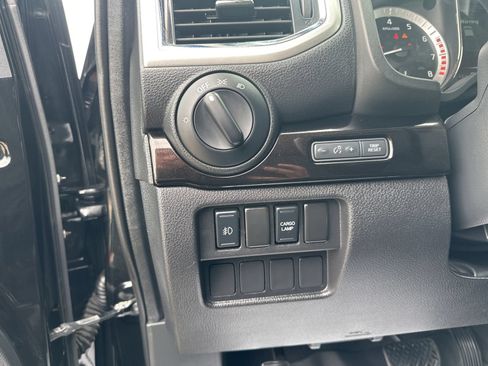 Used 2017 Nissan Titan SV AWD/4WD image 19