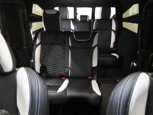 Used 2025 Jeep Gladiator Sport image 3