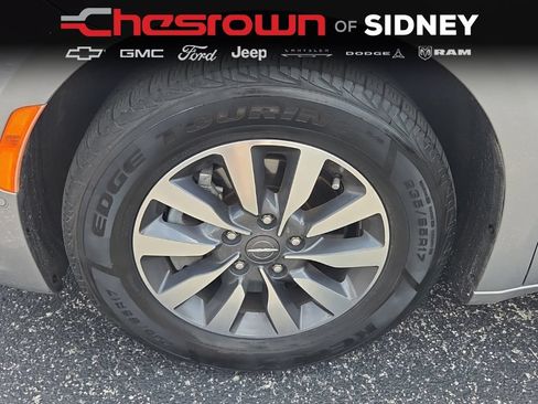 Used 2021 Chrysler Pacifica Touring-L FWD image 17
