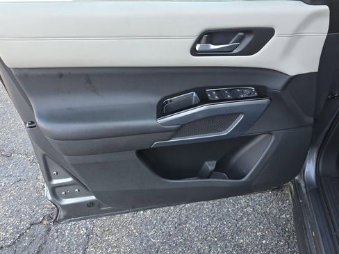 Used 2025 Nissan Pathfinder SL AWD/4WD image 39