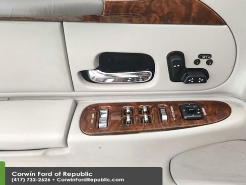Used 2002 Lincoln Town Car Signature image 16