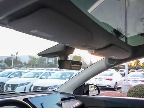 Used 2022 Tesla Model Y Long Range image 13