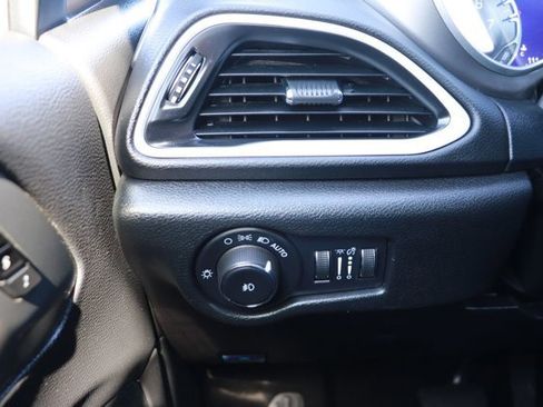 Used 2025 Chrysler Pacifica Select image 25