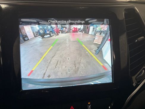 Used 2022 Jeep Cherokee Limited w/ Mopar Interior Package AWD/4WD image 24