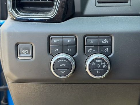 Used 2023 GMC Sierra 1500 AT4 w/ AT4 Premium Package AWD/4WD image 11