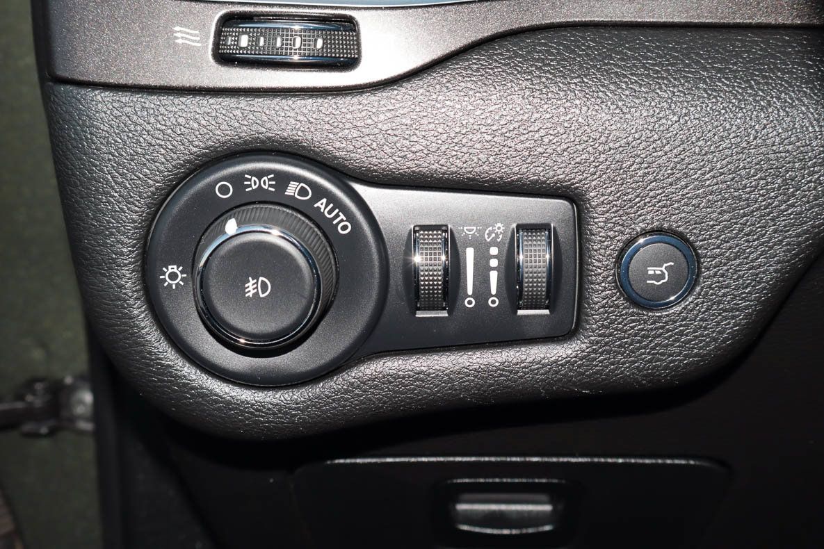 Used 2021 Jeep Cherokee Trailhawk w/ Comfort/Convenience Group AWD/4WD image 18