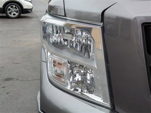 Used 2021 Nissan Titan SV w/ SV Convenience Package image 9