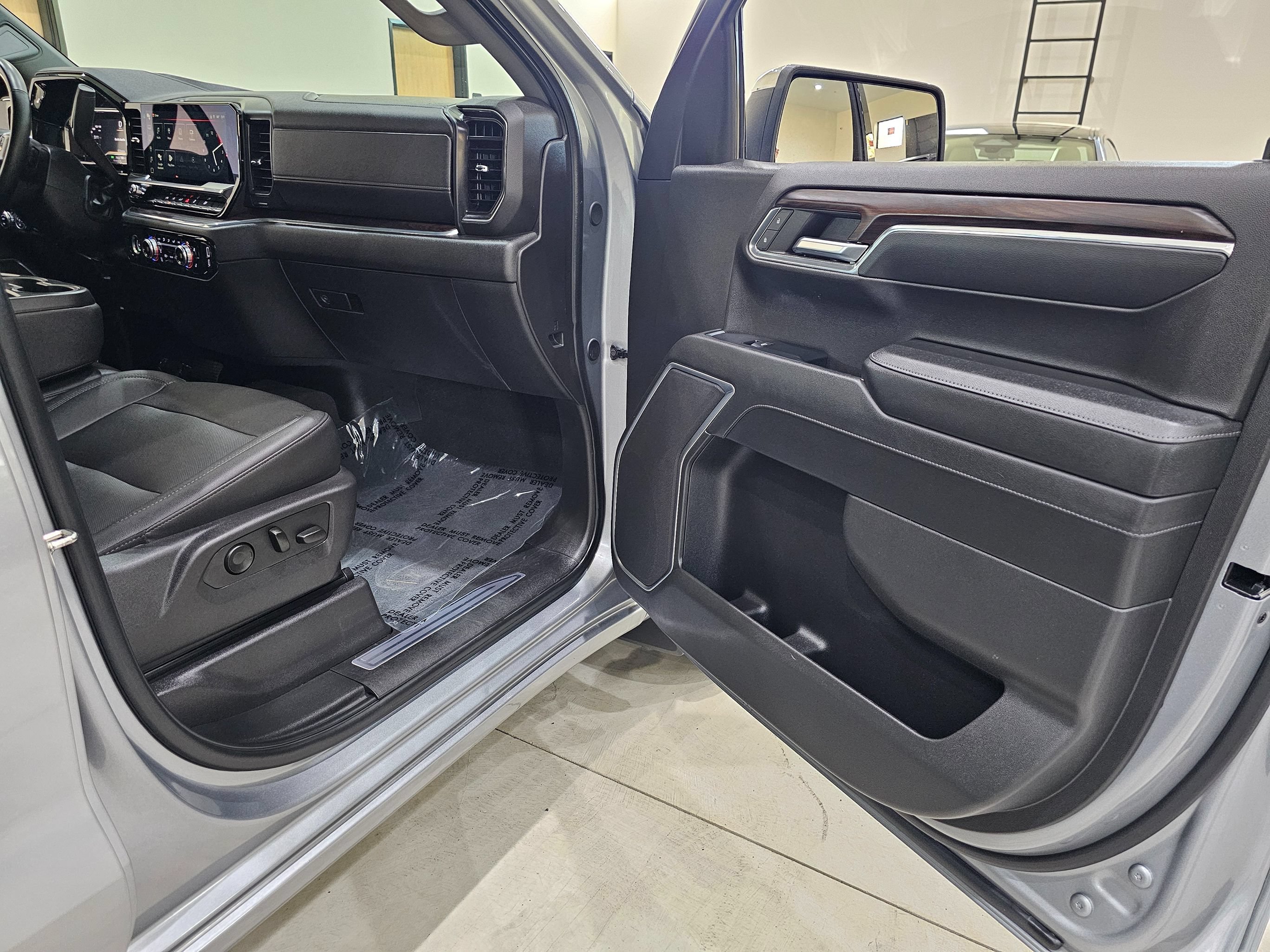 Used 2024 GMC Sierra 1500 SLT AWD/4WD image 31