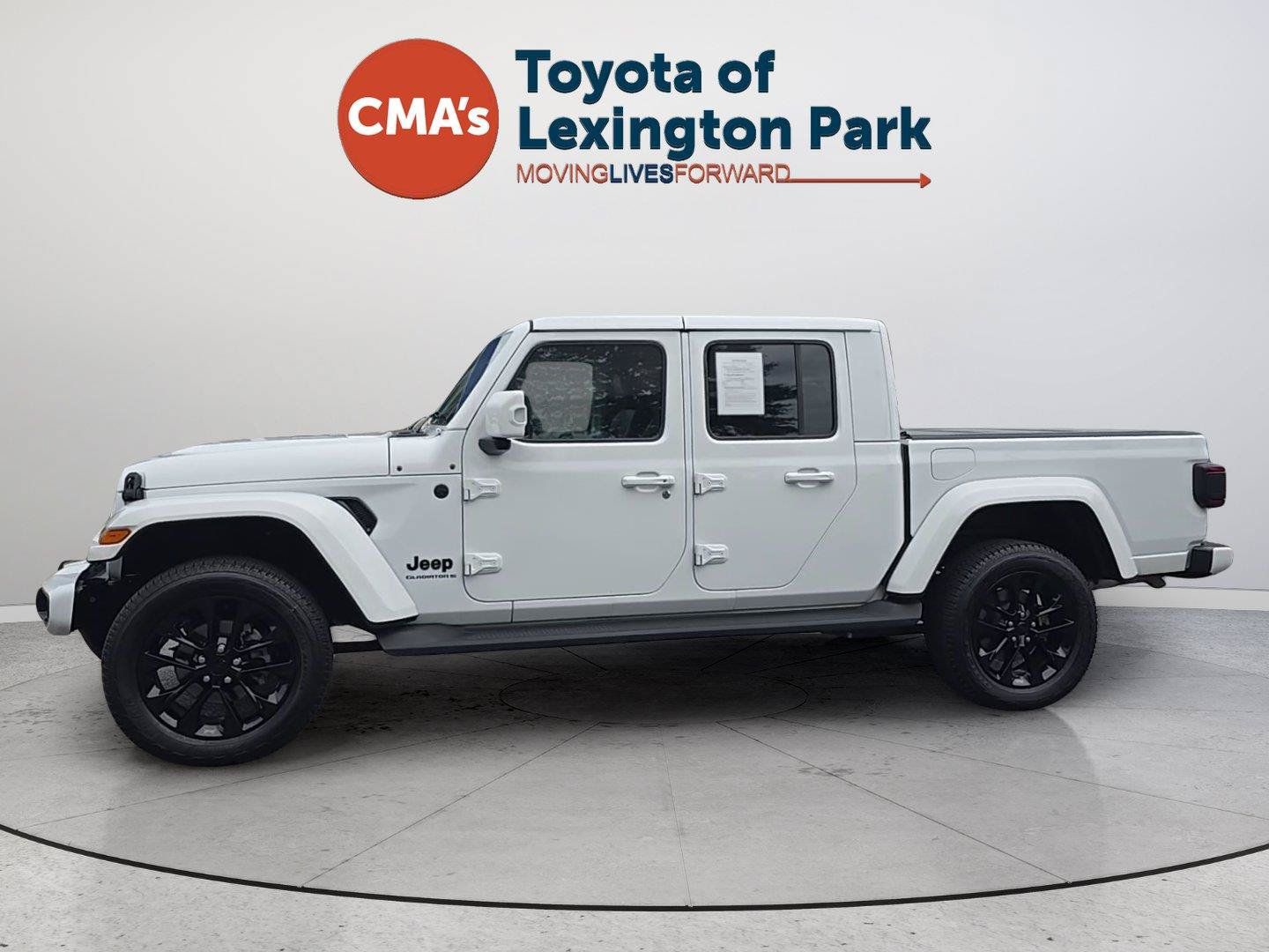 Used 2023 Jeep Gladiator Overland AWD/4WD image 2