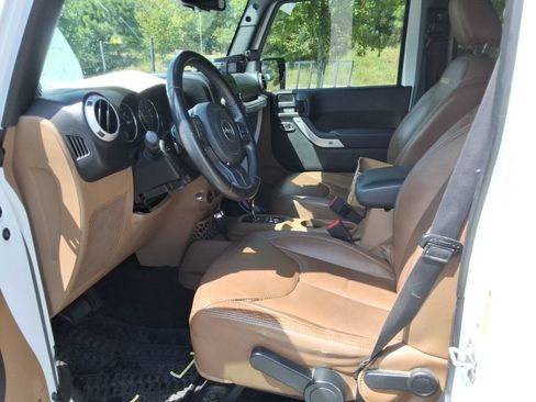 Used 2014 Jeep Wrangler Unlimited Sahara w/ Connectivity Group AWD/4WD image 12