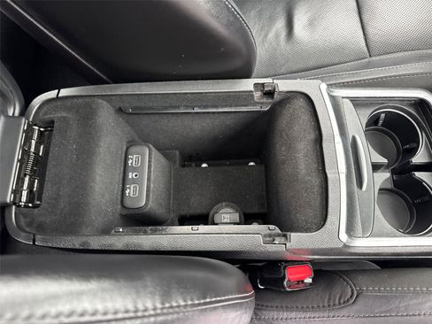 Used 2019 Dodge Charger SXT w/ Leather Interior Group image 17