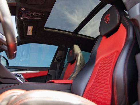 Used 2019 Lamborghini Urus AWD/4WD image 33