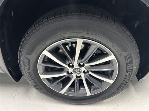 Used 2017 Toyota Highlander XLE AWD/4WD image 16
