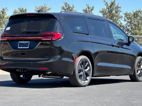 New 2027 Chrysler Pacifica Limited AWD/4WD image 3
