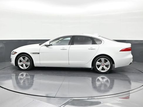 Used 2018 Jaguar XF image 2