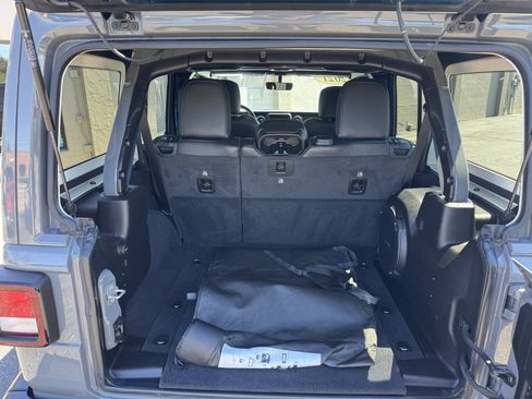 Used 2021 Jeep Wrangler Unlimited Sahara AWD/4WD image 12