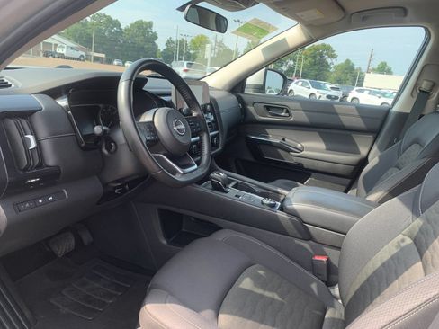 Used 2025 Nissan Pathfinder SV AWD/4WD image 12