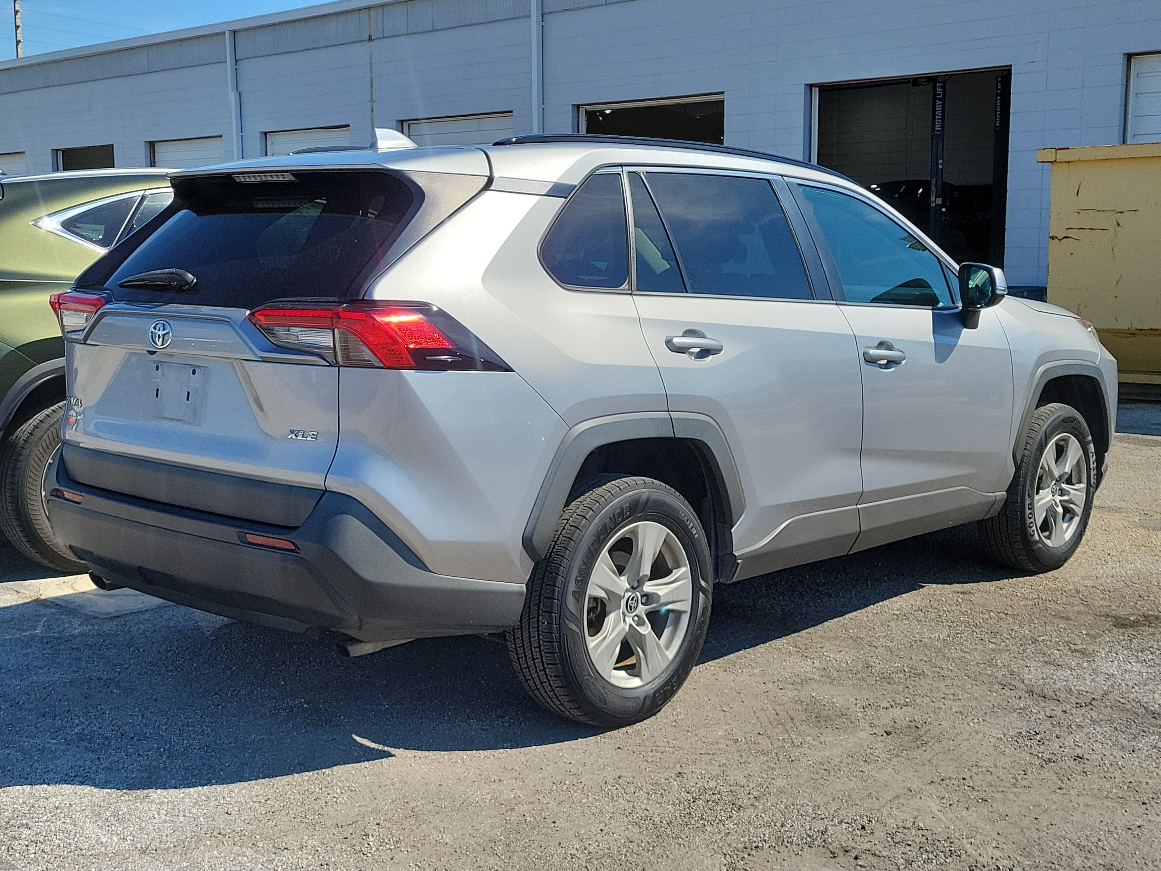 Used 2021 Toyota RAV4 XLE w/ Convenience Package FWD image 6