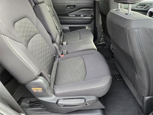 Used 2024 Nissan Pathfinder SV image 21